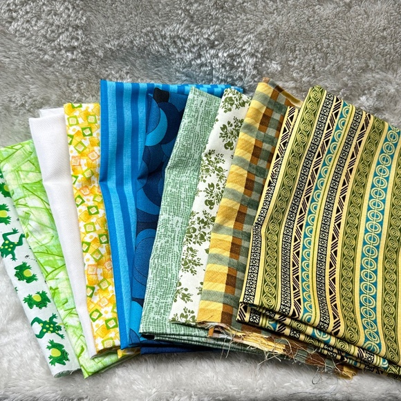 Fat Quarter 'Frogs in a Bog' 10 Piece Quilt Fabric Bundle, Green/Blue/Orange - Picture 3 of 7
